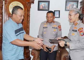 Kapolres Pematangsiantar AKBP Sah Udur T.M. Sitinjak SH. SIK. MH didampingi Wakapolres KOMPOL Budiono Saputro SH. MH saat berikan Tali Asih kepada IPDA Purnawirawan Sutono