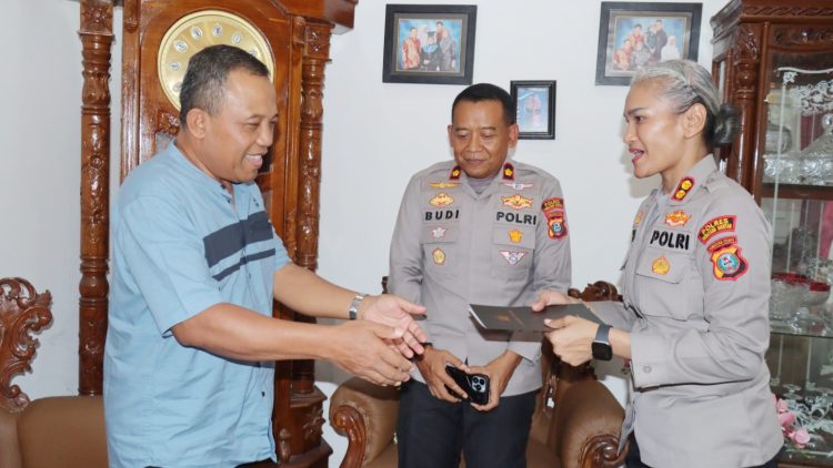 Kapolres Pematangsiantar AKBP Sah Udur T.M. Sitinjak SH. SIK. MH didampingi Wakapolres KOMPOL Budiono Saputro SH. MH saat berikan Tali Asih kepada IPDA Purnawirawan Sutono
