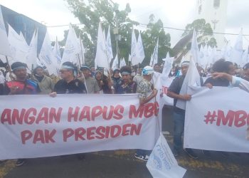 Ratusan massa LMP-MBG Sumut aksi damai di depan Kantor Gubernur Sumut mendesak agar program MBG dilanjutkan. (Foto Romulo / jurnalx.co.id)