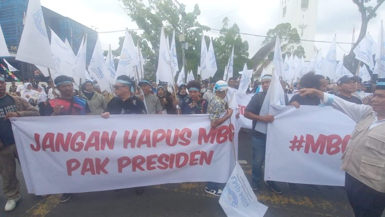 Ratusan massa LMP-MBG Sumut aksi damai di depan Kantor Gubernur Sumut mendesak agar program MBG dilanjutkan. (Foto Romulo / jurnalx.co.id)