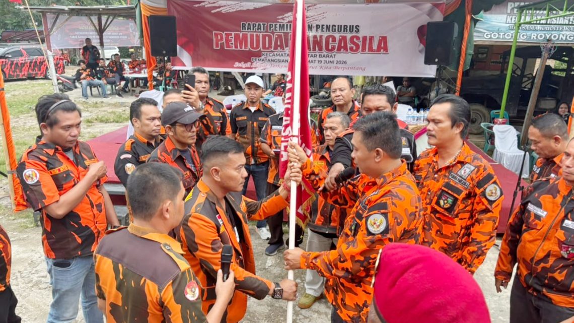 Ketua PAC PP Kecamatan Sianțar Barat Terpilih Andika Prayogi Sinaga SE saat menerima pataka bendera Organisasi PP dari Ketua Ketua MPC PP Kota Pematangsiantar Ronald Darwin Tampubolon