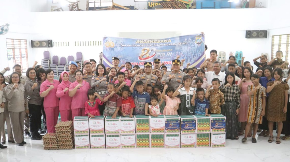 Kapolres Simalungun AKBP Marganda Aritonang SH SIK MM bersama PJU dan personil serta Bhayangkari saat anjangsana ke Panti Asuhan
