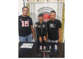 Pelaku IDD dan barang bukti diarahkan Polseķ Gunung Malela ke Sat Narkoba Polres Simalungun.