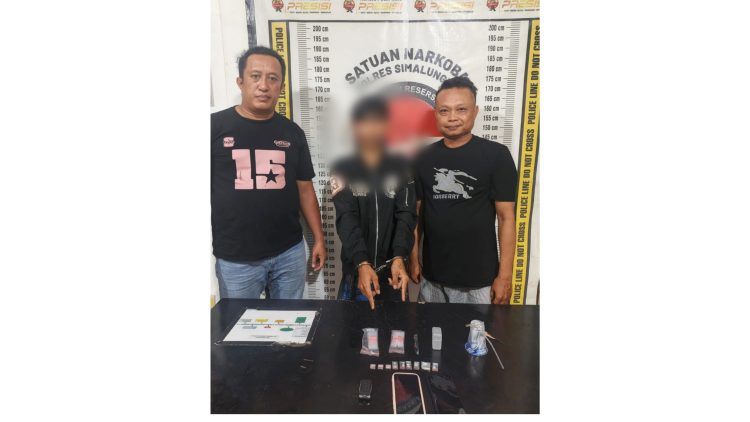 Pelaku IDD dan barang bukti diarahkan Polseķ Gunung Malela ke Sat Narkoba Polres Simalungun.