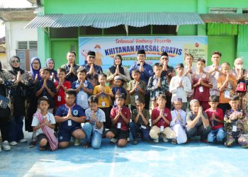 Wakil Wali Kota Herlina hadiri sekaligus membuka Khitanan Massal Gratis STM Babuttaqwa Pematangsiantar, di halaman Masjid Babuttaqwa