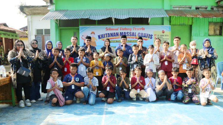 Wakil Wali Kota Herlina hadiri sekaligus membuka Khitanan Massal Gratis STM Babuttaqwa Pematangsiantar, di halaman Masjid Babuttaqwa