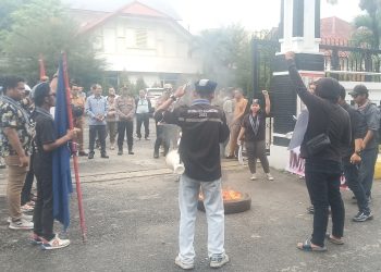 Massa GMKI Sianțar Simalungun aksi bakar ban didepan Kantor DPRD Kota Pematangsianțar