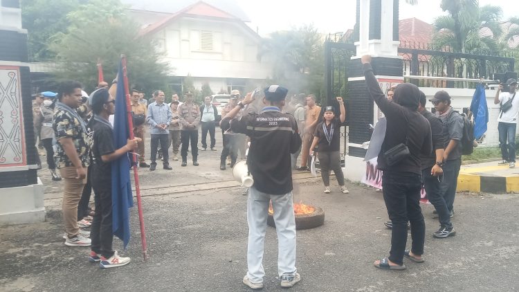Massa GMKI Sianțar Simalungun aksi bakar ban didepan Kantor DPRD Kota Pematangsianțar