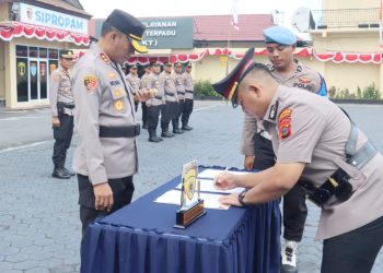 IPTU Benjamin Silaban, S.Tr.K tandatangani berita acara Sertijab Kasat Reskrim Polres Tanjungbalai