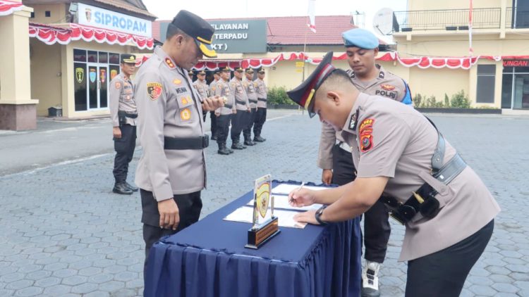 IPTU Benjamin Silaban, S.Tr.K tandatangani berita acara Sertijab Kasat Reskrim Polres Tanjungbalai