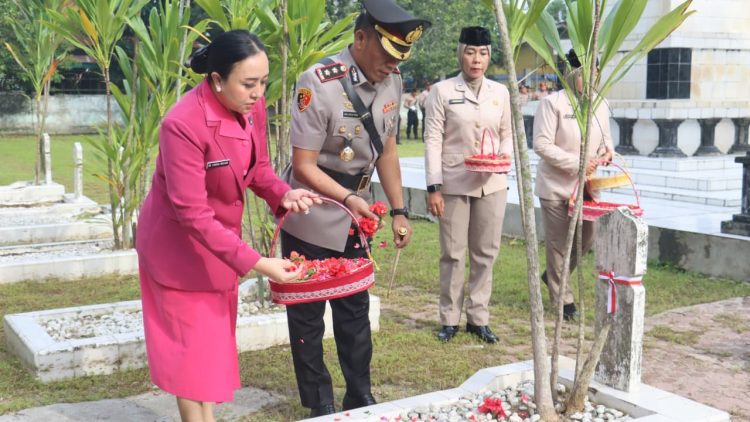 Kapolres Tanjungbalai, AKBP Welman Feri, S.I.K. M.I.K saat tabur bunga