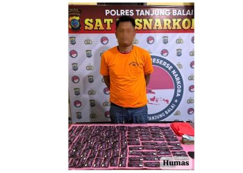 Tersangka AP alias AR dan barang bukti