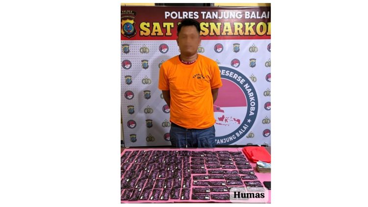 Tersangka AP alias AR dan barang bukti