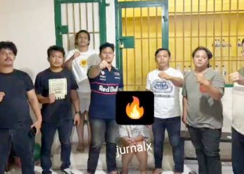 Tersangka BRRS alias Bobby diapit Kanit 1 IPDA Hezron A. Simarmata S.Tr.I.K bersama Tim Opsnal