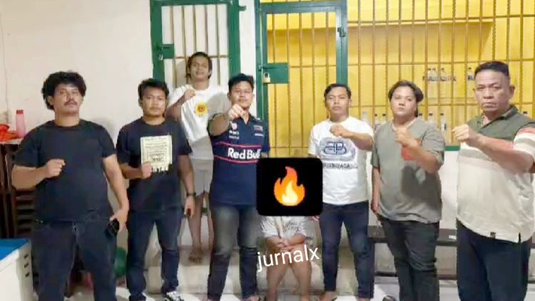 Tersangka BRRS alias Bobby diapit Kanit 1 IPDA Hezron A. Simarmata S.Tr.I.K bersama Tim Opsnal 