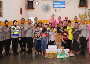 Kapolres Pematangsiantar AKBP Sah Udur T.M. Sitinjak, S.H. S.I.K. M.H bersama Wakapolres KOMPOL Budiono Saputro SH. MH dan rombongan saat baksos di Panti Asuhan
