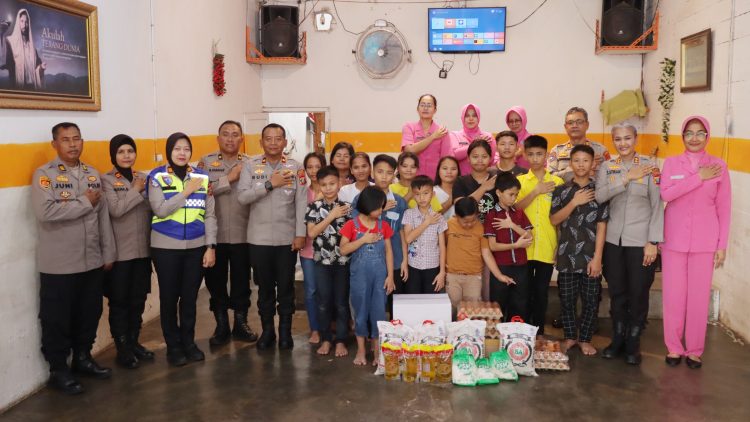 Kapolres Pematangsiantar AKBP Sah Udur T.M. Sitinjak, S.H. S.I.K. M.H bersama Wakapolres KOMPOL Budiono Saputro SH. MH dan rombongan saat baksos di Panti Asuhan