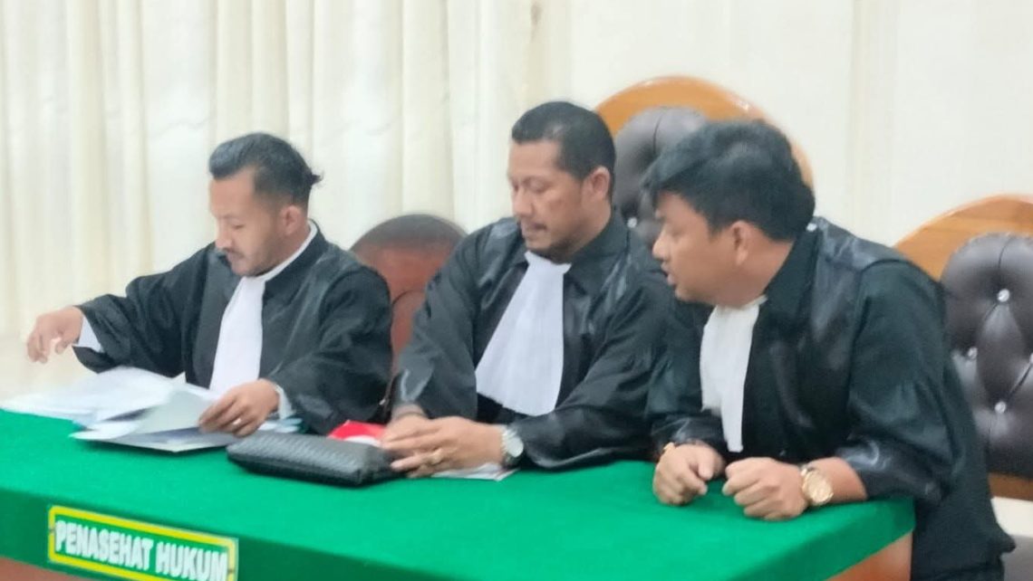 Tim penasihat hukum (PH) mantan Kepala Dinas Sosial dan Pemberdayaan Masyarakat Desa (PMD) Kabupaten Samosir, Fitri Agust Karokaro, yakni : Rudi Zainal Sihombing, SH, MH,  Dwi Ngai Sinaga, SH, MH, Benri Pakpahan, SH, MH, dan Sultan Hermanto Sihombing, SH, saat persidangan di Pengadilan Tipikor pada PN Medan, Kamis, (Foto Ist)