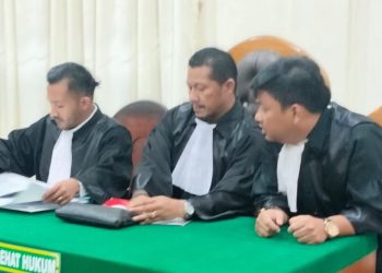 Tim penasihat hukum (PH) mantan Kepala Dinas Sosial dan Pemberdayaan Masyarakat Desa (PMD) Kabupaten Samosir, Fitri Agust Karokaro, yakni : Rudi Zainal Sihombing, SH, MH,  Dwi Ngai Sinaga, SH, MH, Benri Pakpahan, SH, MH, dan Sultan Hermanto Sihombing, SH, saat persidangan di Pengadilan Tipikor pada PN Medan, Kamis, (Foto Ist)