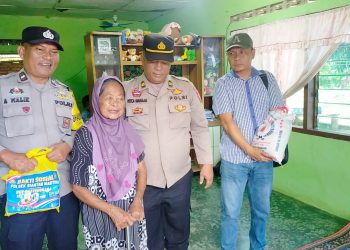 Kanit Samapta IPTU Ritca Siahaan dan Kanit Intel IPDA Martua Rajagukguk Mewakili Kapolseķ Siantar Martoba saat memberikan bansos