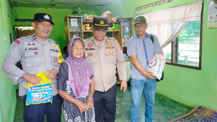 Kanit Samapta IPTU Ritca Siahaan dan Kanit Intel IPDA Martua Rajagukguk Mewakili Kapolseķ Siantar Martoba saat memberikan bansos