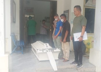 Pihak Polsek Siantar Timur saat serahkan jasad korban RM kepada Abang sepupunya Ariston Sianipar mewakili keluarga untuk dikuburkan