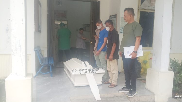Pihak Polsek Siantar Timur saat serahkan jasad korban RM kepada Abang sepupunya Ariston Sianipar mewakili keluarga untuk dikuburkan