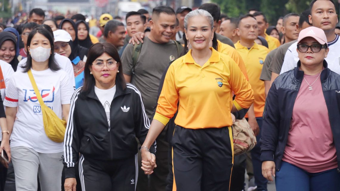 Kapolres Pematangsiantar AKBP Sah udur Togi Marito Sitinjak SH. SIK. MH bersama Ketua TP. PKK Ny. Liswati Wesly Silalahi dan Ketua PN Rinto Leoni Manullang S.H., M.H saat gerak jalan santai
