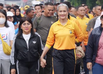 Kapolres Pematangsiantar AKBP Sah udur Togi Marito Sitinjak SH. SIK. MH bersama Ketua TP. PKK Ny. Liswati Wesly Silalahi dan Ketua PN Rinto Leoni Manullang S.H., M.H saat gerak jalan santai