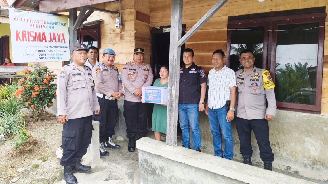 Kapolsek Siantar Marihat AKP David Eka Putra SH didampingi Kanit Reskrim IPTU Candra Ritonga SH. MH dan personil berikan bansos kepada Ibu Hasima Boru Siahaan