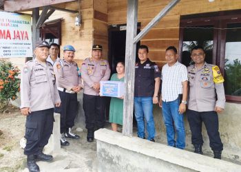 Kapolsek Siantar Marihat AKP David Eka Putra SH didampingi Kanit Reskrim IPTU Candra Ritonga SH. MH dan personil berikan bansos kepada Ibu Hasima Boru Siahaan