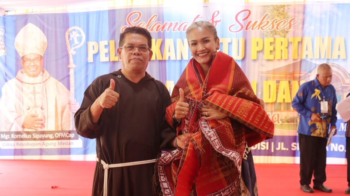Kapolres Pematangsiantar AKBP Sah Udur T.M Sitinjak S.H. S.I.K. M.H diulosi saat hadiri Peletakan Batu Pertama dan Penggalangan Dana Gereja ST. Klara Pematangsiantar