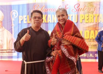 Kapolres Pematangsiantar AKBP Sah Udur T.M Sitinjak S.H. S.I.K. M.H diulosi saat hadiri Peletakan Batu Pertama dan Penggalangan Dana Gereja ST. Klara Pematangsiantar