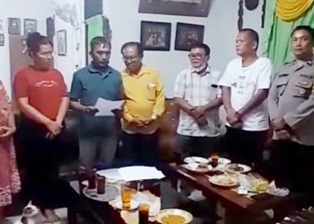 Kanit Reskrim IPDA B. Situngkir SH bersama keluarga korban