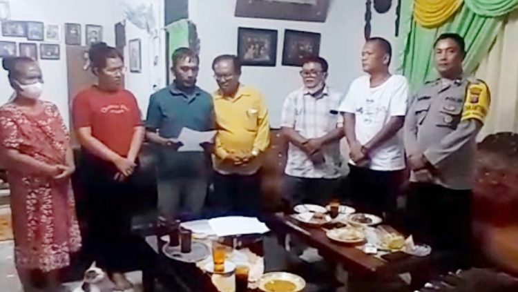 Kanit Reskrim IPDA B. Situngkir SH bersama keluarga korban