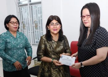 Ketua TP PKK Kota Pematangsiantar Ny Liswati Wesly Silalahi SH MKn menyerahkan tali asih kepada kader TP PKK Kota Pematangsiantar yang terdampak kebakaran Pasar Dwikora