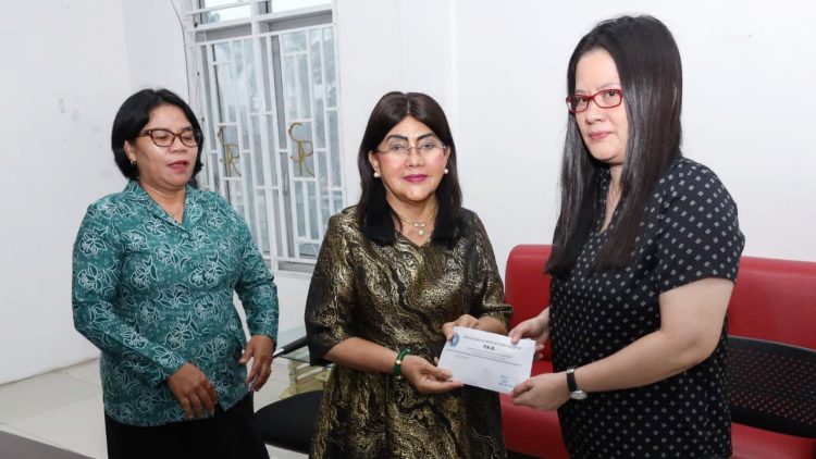 Ketua TP PKK Kota Pematangsiantar Ny Liswati Wesly Silalahi SH MKn menyerahkan tali asih kepada kader TP PKK Kota Pematangsiantar yang terdampak kebakaran Pasar Dwikora