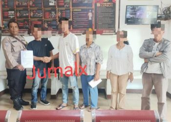 Personil Polseķ Siantar Utara saat lakukan mediasi H bersama isterinya YAK dan Kernek Bus AM