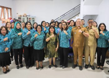Ketua TP PKK Kota Pematangsiantar Ny Liswati Wesly Silalahi bersama TP PKK Monitoring Lomba Lingkungan Bersih dan Sehat (LBS) di Kantor Lurah Nagahuta
