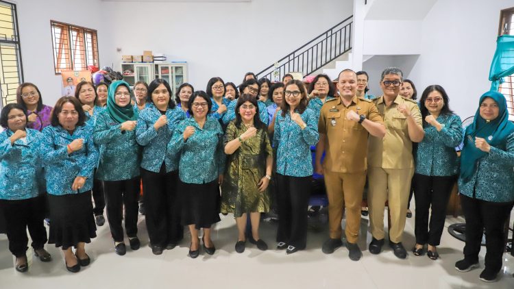 Ketua TP PKK Kota Pematangsiantar Ny Liswati Wesly Silalahi bersama TP PKK Monitoring Lomba Lingkungan Bersih dan Sehat (LBS) di Kantor Lurah Nagahuta