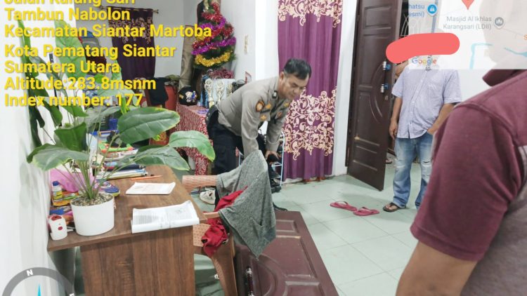 Personil piket Polseķ Sianțar Martoba saat lakukan pengecekan TKP dugaan Curat di Jalan Bombongan Raya