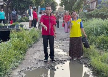 Ketua Komisi 4 DPRD Medan Paul Mei Anton Simanjuntak saat meninjau Jalan Benteng, Lingkungan 4, Kelurahan Mabar Hilir, Medan Deli kondisi jalan " kupak-kapik " dan tergenang air setelah dikeluhkan warga. (Foto Ist)