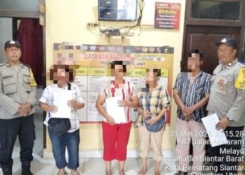 personil piket jaga dan Bhabinkamtibmas selesaikan dugaan penganiayaan sesama pedagang Taman Bunga dengan problem solving