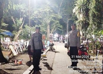 Piket Bhabinkamtibmas AIPTU R.P Damanik dan AIPTU Deddy Syam SH melaksanakan patroli jalan kaki malam hari di Taman Bunga