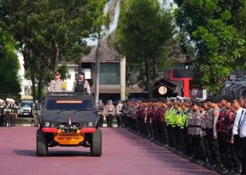 Wakapolda Sumut, Brigjenpol Sonny Irawan saat memimpin Apel Gelar Pasukan di Lapangan KS Tubun Mapolda Sumut dalam rangka ASEAN U-19 Toba 2026. (Foto Ist)