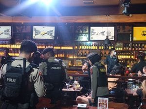 Tim gabungan mengelar razia THM HW Helen's Live Bar yang berlokasi di Jalan A. Rivai, Kelurahan Madras Hulu, Medan Polonia (Foto Ist)