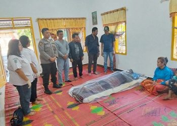 Personil Poslsek Tanah Jawa saat cek TKP ke rumah duka