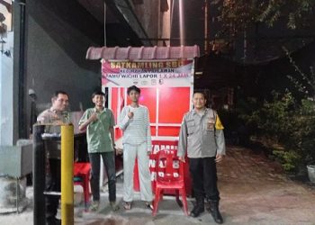 piket Bhabinkmatibmas AIPTU Ungkap Hutagalung, AIPDA Goido Sinaga dan AIPDA V. Saragih melaksanakan SALING (Sapa Satkamling) di Pos Satkamling SBC