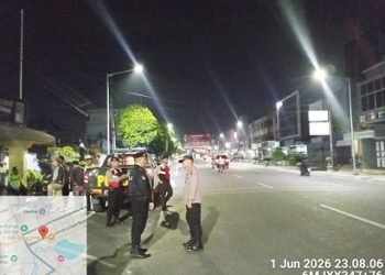 Personil piket Safung dipimpin Kasubbag Dal Ops AKP Sutari dan KBO Sat Samapta IPTU Pitra Jaya SH saat KRYD di Jalan Sutomo depan KFC