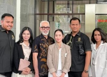 Aktris Bunga Zainal bersama suaminya Sukhdev Singh didampinggi kuasa hukum, Tommy Sinulingga saat memberikan keterangan kepada wartawan di Mabes Polri setelah melaporkan pihak penyidik yang lamban menangani laporan penipuan cek kosong (Foto Ist)